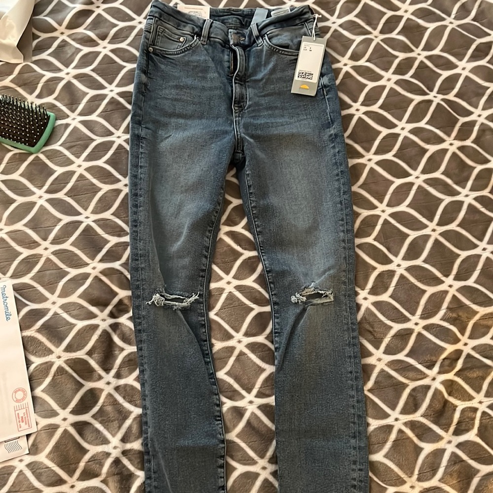 NWT Never worn H&M Embrace High Ankle Jeans. Size 4.